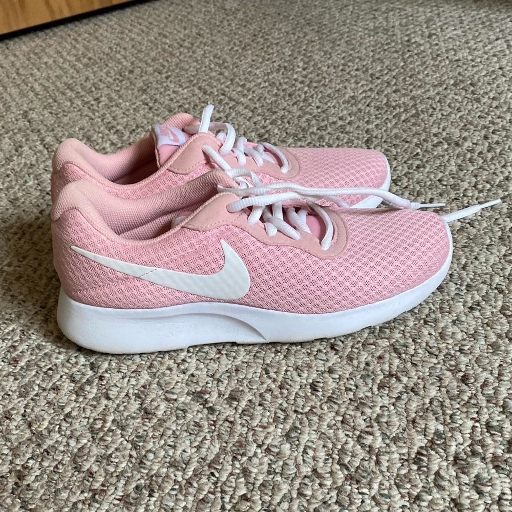 nike tanjun shoes price